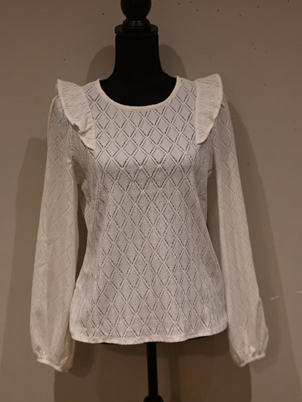 RW&CO BNWT White Textured Ruffle Shoulder Top Medium